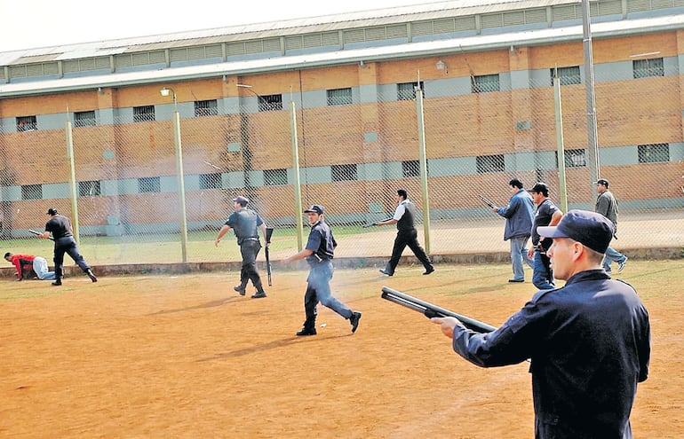 Los sindicatos de guardiacárceles afirman que los hechos de violencia registrados en las cárceles son motivados por la corrupción imperante y la inoperancia de las autoridades políticas del país.