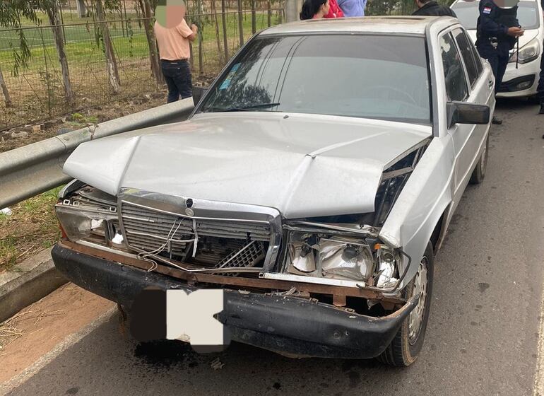 Automóvil Mercedes Benz, el que sufrió mayores daños.