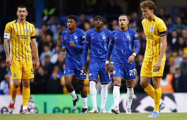 Los jugadores del Chelsea festejan un gol en el partido frente al Brighton por la sexta fecha de la Premier League de Inglaterra.