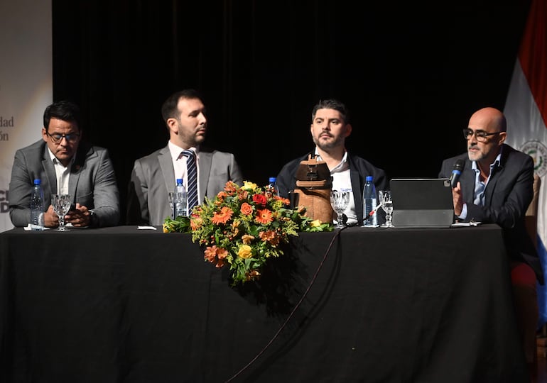 Nelson Mora, jefe de Gabinete; Cesar Escobar, presidente de la Junta; Óscar Rodríguez, intendente; y el arquitecto del proyecto Javier Corvalán.