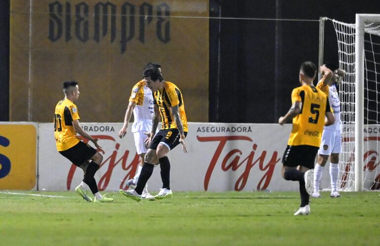 Romeo Benítez y Federico Santander, celebran el primer gol de Guaraní ante Luqueño.