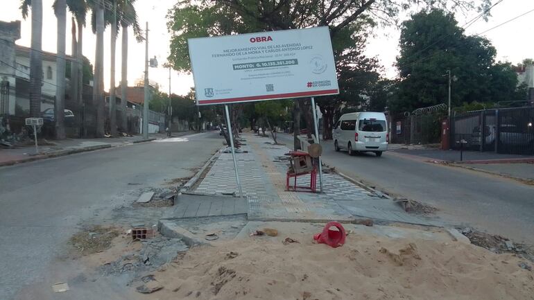 Así se encuentra el paseo central de la avenida Carlos Antonio López en la mañana de este 13 de junio. Los trabajos debían terminar en julio del año pasado.