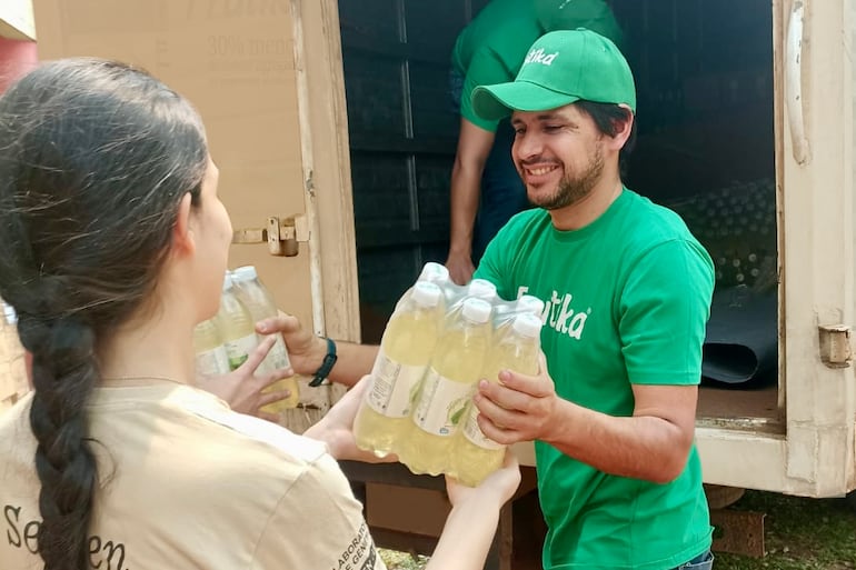 Donación de agua y jugos a los bomberos que combaten el fuego en todo el país.