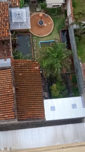 Así se observa desde arriba la vivienda que tiene por lo menos tres piletas cargadas con agua, según los dueños, tratada para plantas ornamentales y peces.