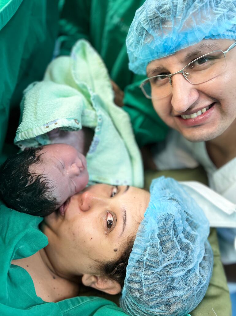 Una postal llena de amor. Iván Leguizamón y Rocío Cañete con la recién nacida Alma Lucía. (Gentileza)