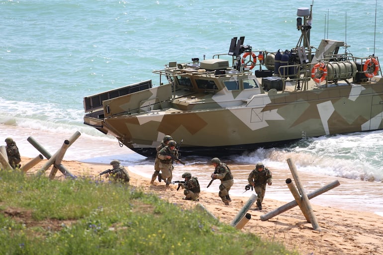 Soldados rusos desembarcando durante un ejercicio militar en el este de Crimea.