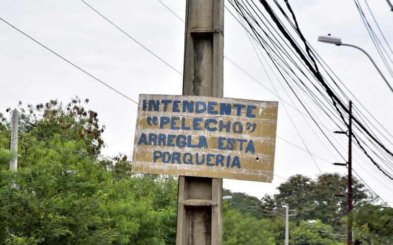 “Arreglá esta porquería”, le piden al intendente asunceno "Nenecho" Rodríguez en el letrero, escrito a mano y colgado en una columna.