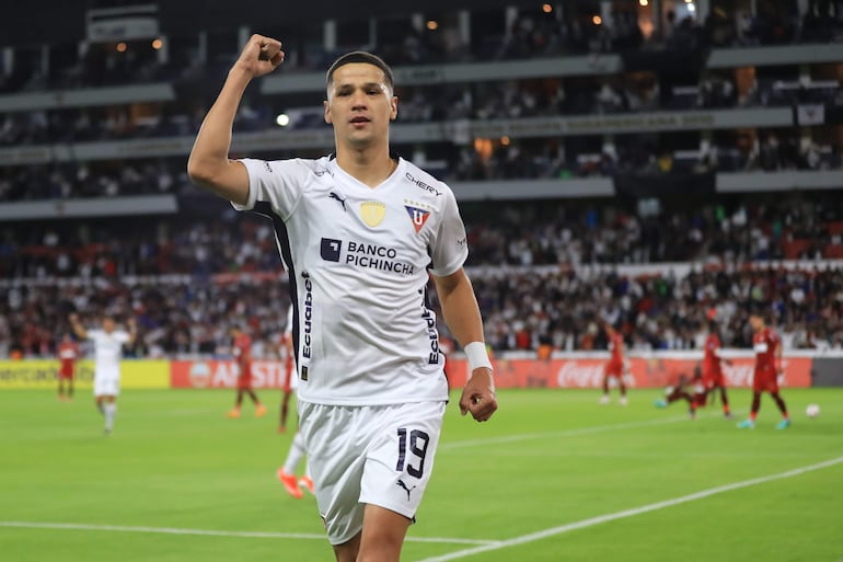 El paraguayo Alex Arce, jugador de la Liga de Quito, celebra un gol en el partido frente a Always Ready por la ida de los playoffs de octavos de final de la Copa Sudamericana 2024 en el estadio Rodrigo Paz Delgado, en Quito, Ecuador.