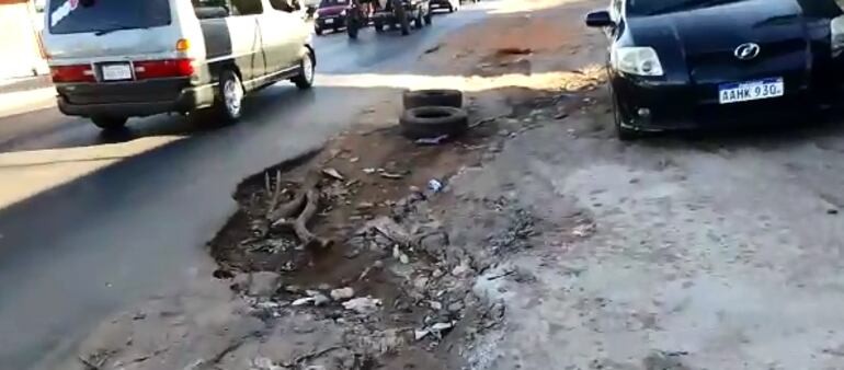 A lo largo de la avenida Defensores del Chaco, se observa todo tipo de irregularidades.