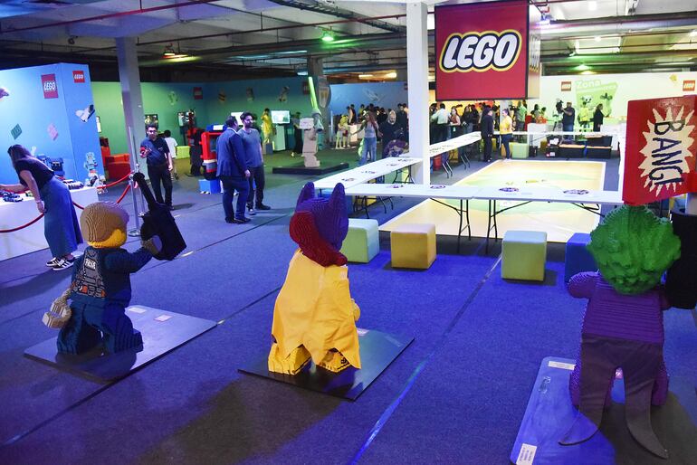 La actividad consta de 2400 metros cuadrados, con diferentes estaciones interactivas para construir y jugar con los LEGO.