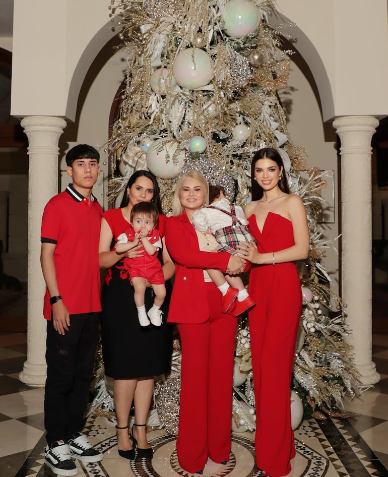 Nadia Ferreira posando con su familia de Villarrica, su mamá Ludy con Marquito en brazos, Eli Ferreira con Maxi y Mauri. (Instagram/Ludy Ferreira)