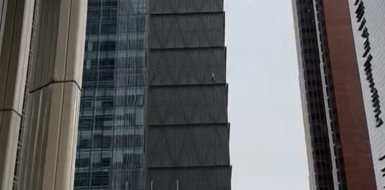 Vista amplia del Globant Tower, edificio al que subió el "hombre araña" de Puerto Madero.