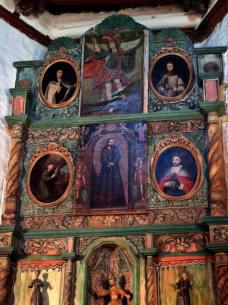 Entre los tesoros de la iglesia de San Miguel se encuentra el altar mayor, que, según se cree, fue traído de España en el siglo XVIII y tiene un gran parecido con los retablos de iglesias locales que datan de la misma época. 