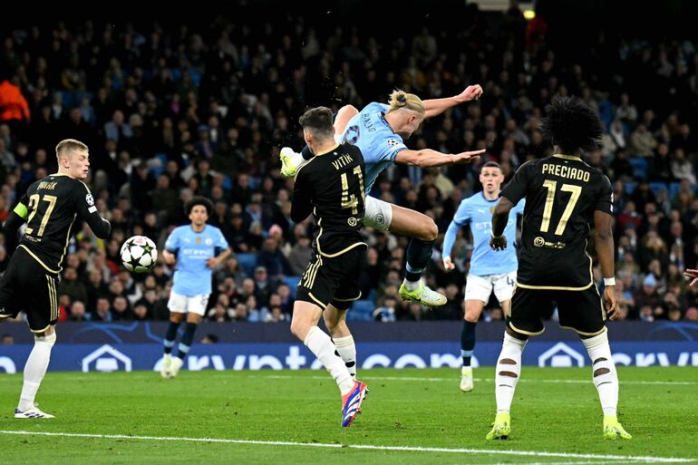 De taco y de espaldas al arco, Erling Haaland marcó ayer un golazo para el Manchester City ante Sparta Praga