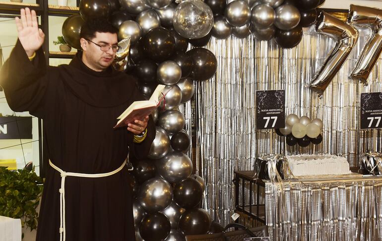 El sacerdote Marcelino de la iglesia San Francisco de Asís bendijo el local de Nueva Americana por su aniversario.