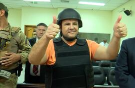 El pastor José Alberto Insfrán Galeano, con los pulgares hacia arriba, deberá guardar prisión preventiva en la sede de la Senad.