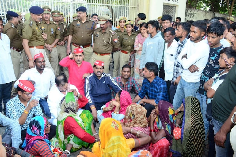 Familiares de las víctimas protestan después de que recién nacidos murieran en un incendio en un hospital en Jhansi, este 16 de noviembre de 2024