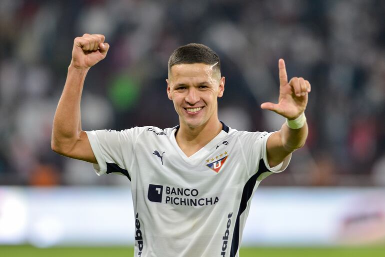 El paraguayo Alex Arce, jugador de la Liga de Quito, celebra un gol en el partido frente al Imbadura por la sexta fecha de la Serie A de Ecuador en el estadio Rodrigo Paz Delgado, en Quito.