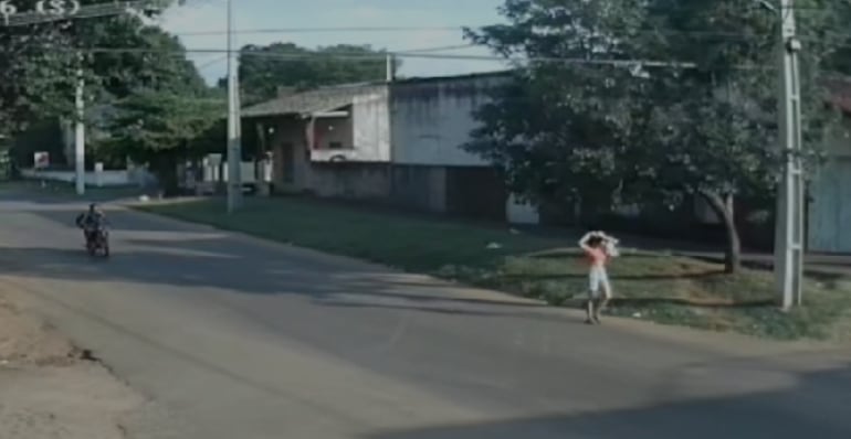 Laura Carolina Martínez Valdez caminaba por las tranquilas calles de Guarambaré, sin percatarse de que dos motochorros la estaban siguiendo muy de cerca.