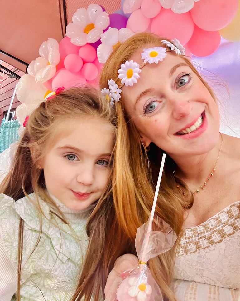 Florencia Conde con su hija mayor, Dakota, quien espera con ansias a su hermanita Carlota. (Instagram/Florencia Conde)