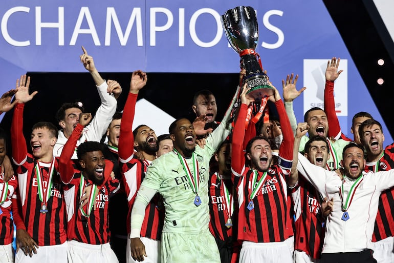 AC Milan's players celebrate with the trophy after winning the Italian Super Cup final football match between Inter Milan and AC Milan at the Al-Awwal Park in Riyadh on January 6, 2025. (Photo by FADEL SENNA / AFP)