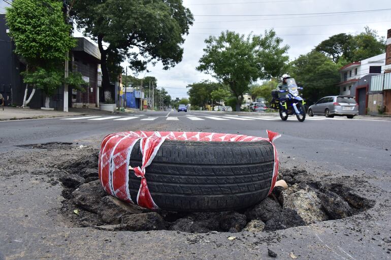 Ciudadanos “señalizan” bache ante la tardanza de la Municipalidad en arreglarlo.