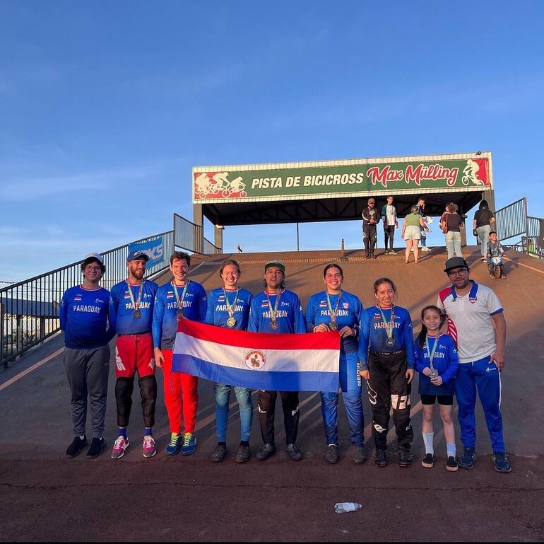 El Team Paraguay de Ciclismo BMX Race festeja con medallas.