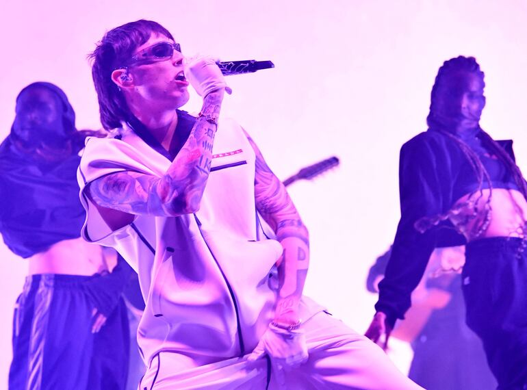 El cantante mexicano Peso Pluma durante su show en Coachella.