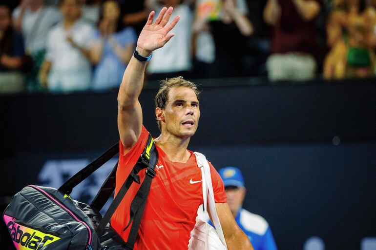 El español Rafael Nadal reacciona cuando abandona la cancha después de su derrota contra el australiano Jordan Thompson en su partido individual masculino durante el torneo de tenis internacional de Brisbane en Brisbane el 5 de enero de 2024.