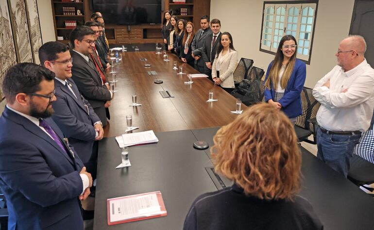 Tras haber sido reprimidos, finalmente los desvinculados de Itaipú fueron recibidos por representantes del Poder Ejecutivo, que luego permitieron que el gobierno retroceda en la destitución de la gran mayoría de ellos.