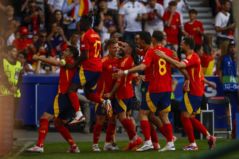 Los jugadores de España celebran un gol en el partido frente a Alemania en los cuartos de final de la Eurocopa 2024, en Stuttgart, Alemania.