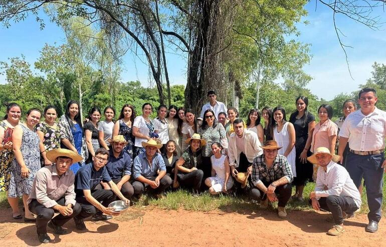 Elenco de Estudiantes de Formación Docente de Carapeguá: Rescatando el Valor Cultural Vivo de Los Compuesteros.