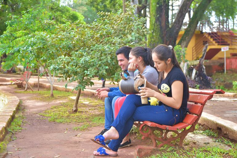 Un grupo de jóvenes tomando un refrescante tereré en el Parque Manuel Ortiz Guerrero de Villarrica.