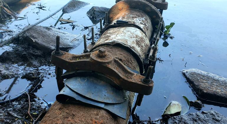 Deteriorados caños de la Essap en la zona de bombeo de agua. 