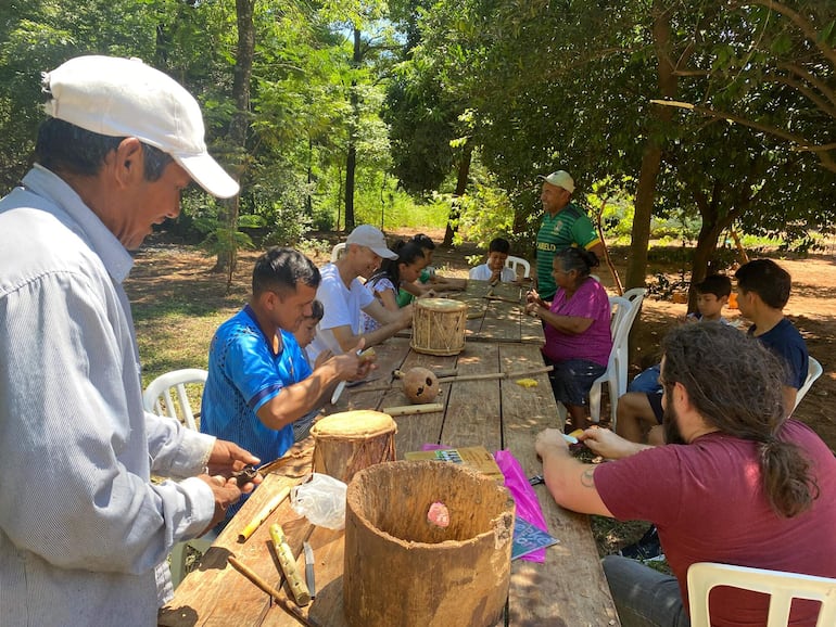 Niños, Jóvenes y Adultos reciben Instrucción sobre la Elaboración de Instrumentos musicales ancestrales.