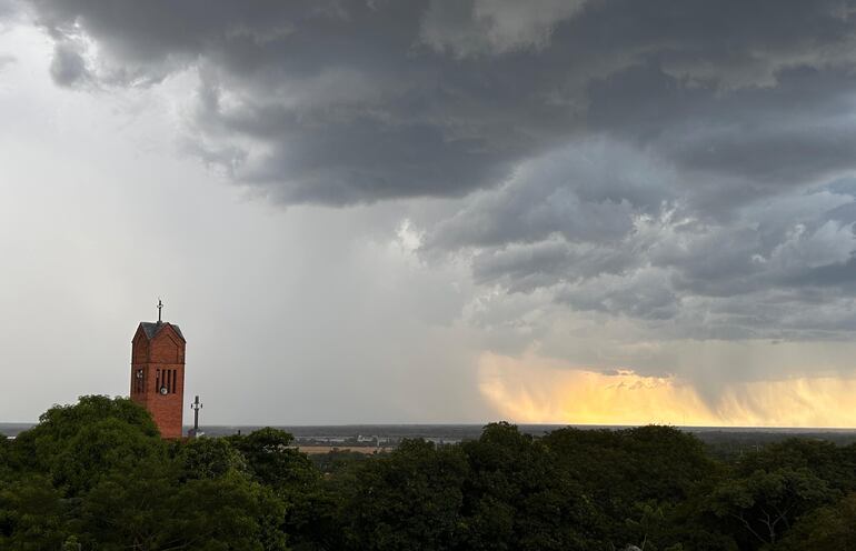 Lluvias con tormentas eléctricas en Asunción.