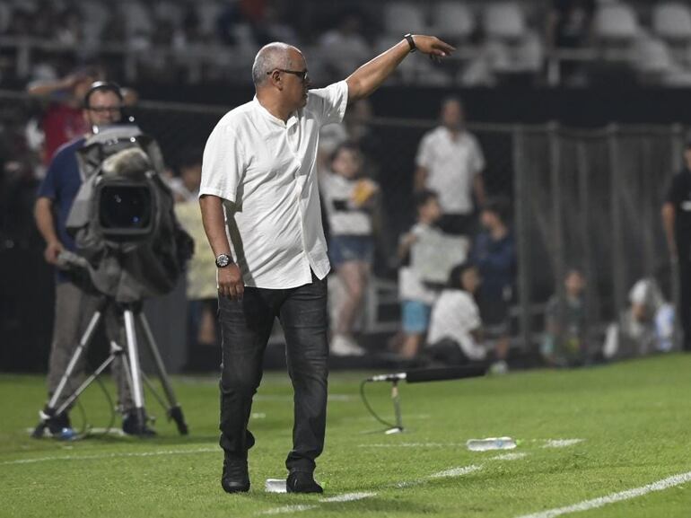 Francisco Arce, entrenador de Olimpia, en el partido contra Sportivo Ameliano por la regularización de la novena jornada del torneo Clausura 2023 del fútbol paraguayo en el estadio Manuel Ferreira, en Asunción, Paraguay.