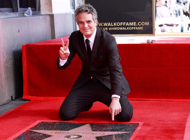 El actor Mark Ruffalo posa feliz durante el descubrimiento de su estrella en el Paseo de la Fama de Hollywood, en Los Ángeles, California.