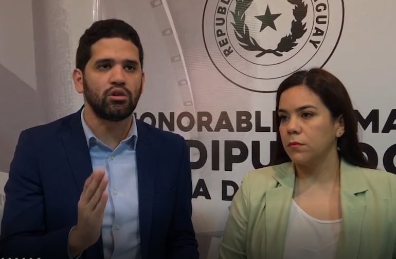 Diputados opositores Raúl Benítez y Johana Ortega presentan ley "AntiNenecho".