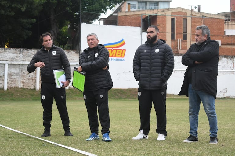 El presidente Guillermo "Nito" Vera en la presentación del entrenador colombiano Álvaro Zuluaga y su cuerpo técnico.