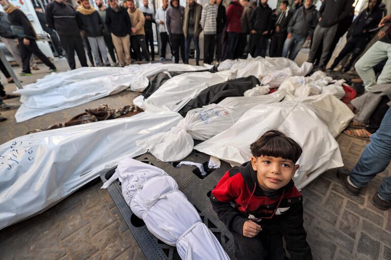 Bolsas mortuorias de palestinos muertos en el bombardeo aéreo nocturno israelí en un hospital en Rafah, al sur de la franja de Gaza.