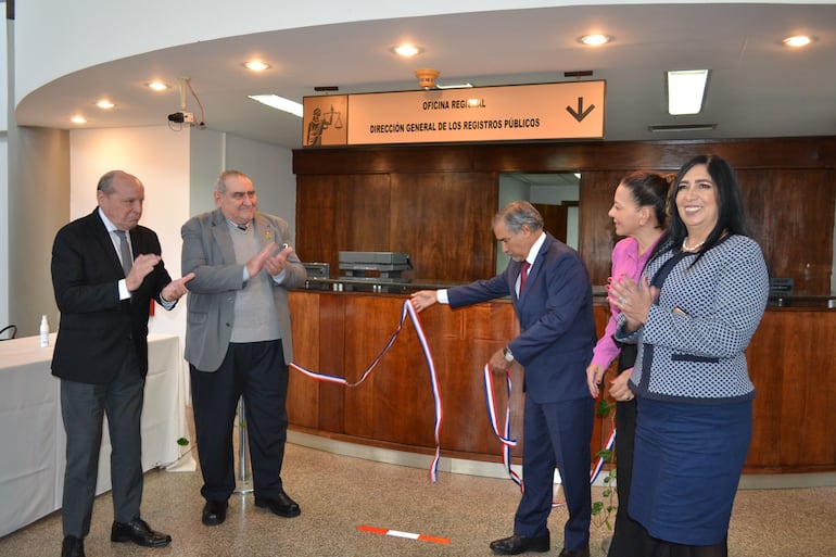 El presidente de la Corte Suprema de Justicia, doctor Antonio Fretes (2º), habilitó la oficina regional de Registros Públicos en el Palacio de Justicia de San Juan Bautista, Misiones.