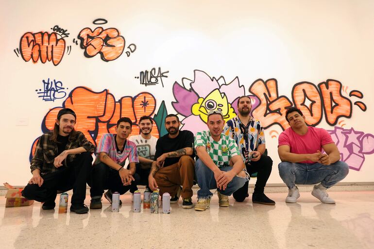 Artistas urbanos participan en el programa Artista en Residencia 'Tomar Los Muros', en el Museo de las Artes de Guadalajara (México). Los trazos que antes se criminalizaban y menospreciaban dejaron de ser simples grafitis para convertirse en arte urbano que tendrá cabida en los muros del Museo de las Artes de Guadalajara, en el occidente de México, para mostrar al público la técnica que da vida a esta expresión. 