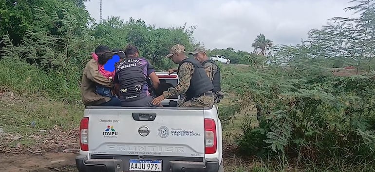 Las personas rescatadas, entre ellas la pequeña que perdió a sus padres, son llevadas al hospital de Fuerte Olimpo.