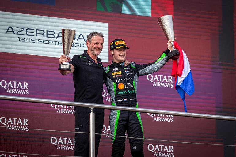 El paraguayo Joshua Duerksen (d) celebra la victoria en la carrera sprint de la Fórmula 2 en Azerbaiyán.