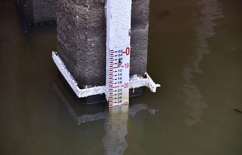 Marca del nivel de agua del río Paraguay en el Puerto de Asunción, que quedó en 0,30 tras la lluvia, pero había caído hasta -0,37 hasta antes de las precipitaciones que llegaron durante la mañana.