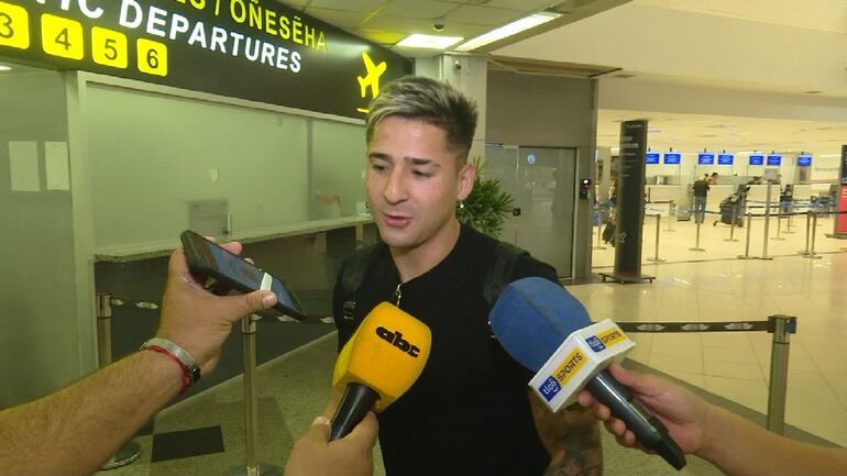 Guillermo Paiva, jugador de Olimpia, antes del viaje a Chile para firmar con Colo Colo.