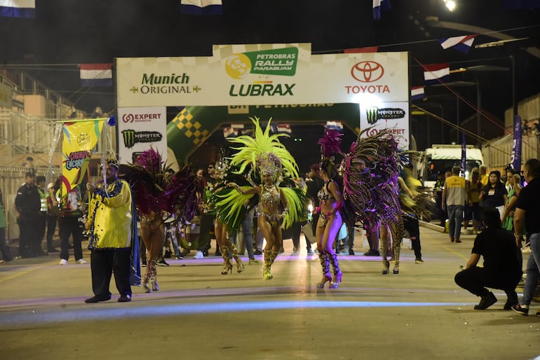 El carvanal no podía estar ausente durante la ceremonia de partida en el Centro Cívico de Encarnación. Las chicas le pusieron ritmo a la noche en el Sambódromo.