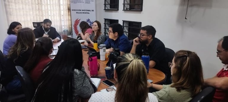 El doctor Aldo Castiglioni junto a los profesionales en psicología y psiquiatría que se están capacitando para brindar asistencia en salud mental a través de la línea 155.