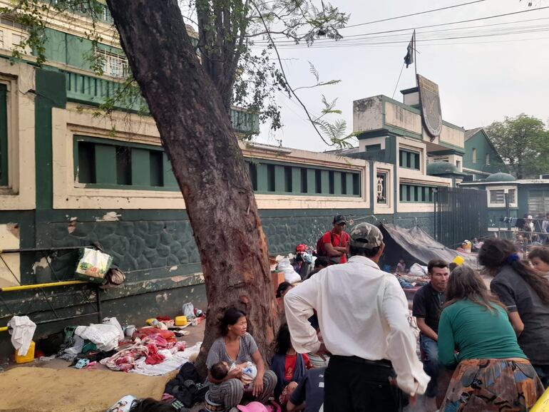 Indígenas que amanecieron este miércoles 18 de octubre frente al Indi, sobre la avenida Artigas.